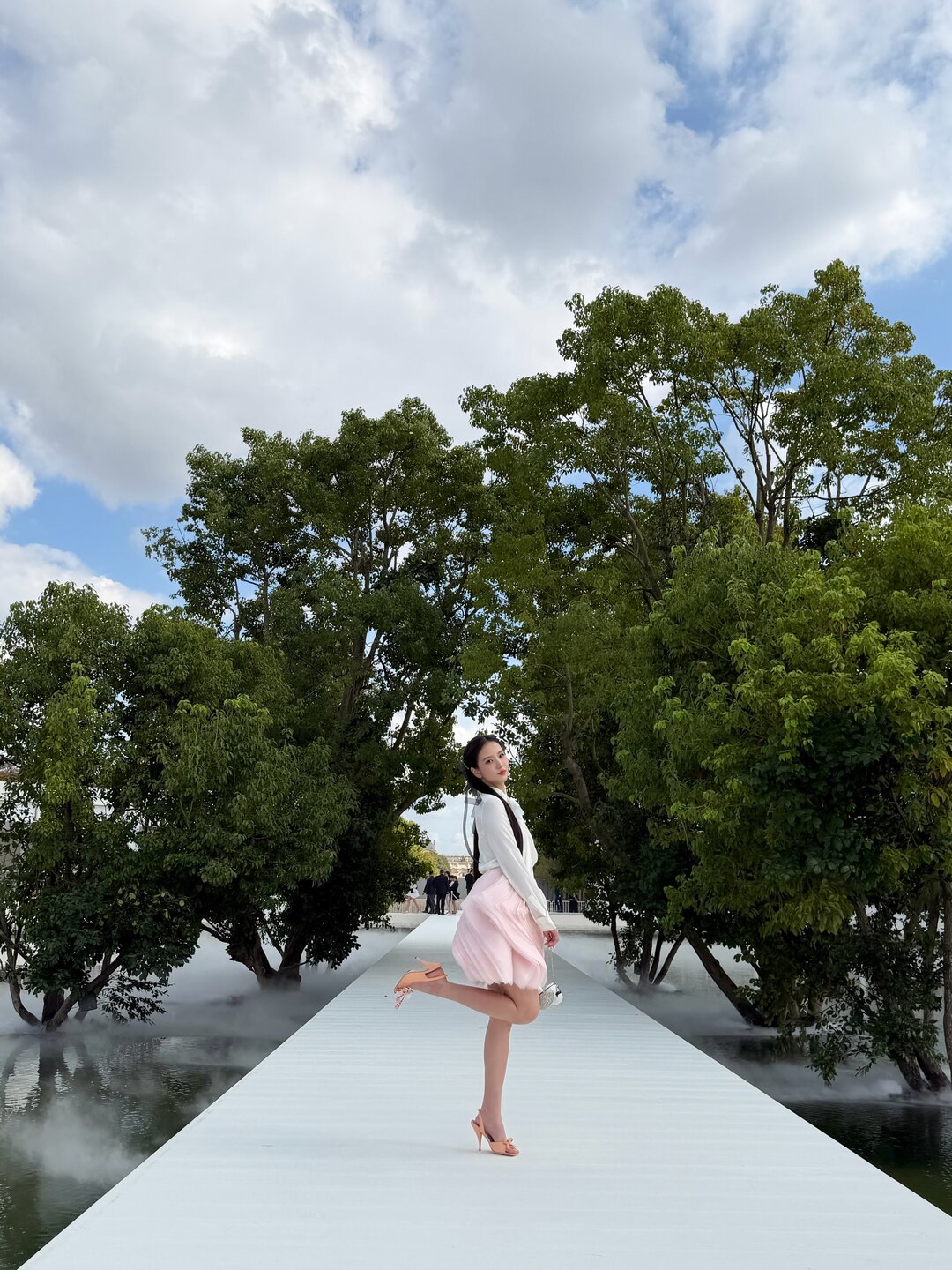 bzvn jisoo dior xuan he 2027 do vuot mua (1)