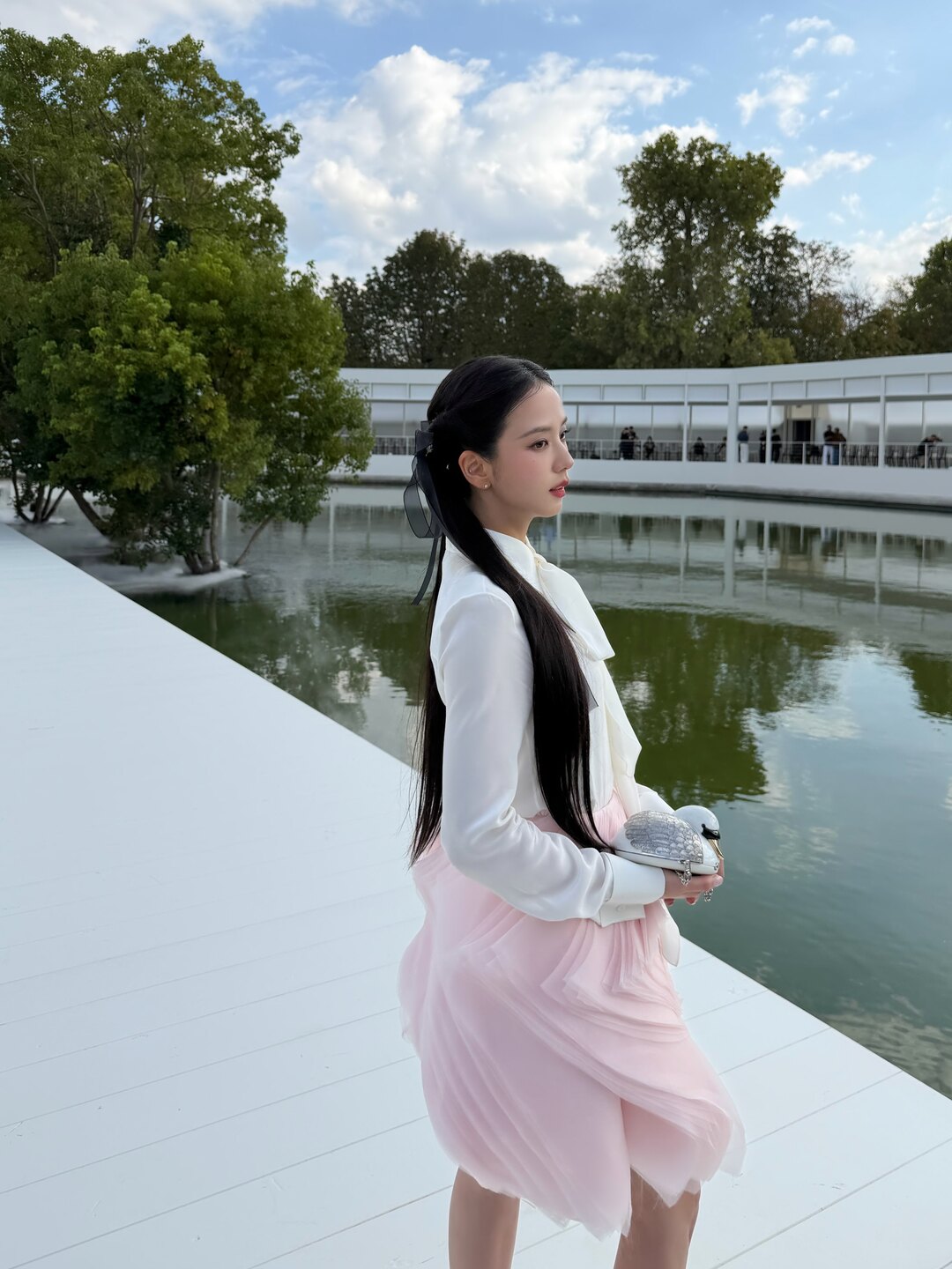 bzvn jisoo dior xuan he 2027 do vuot mua (3)