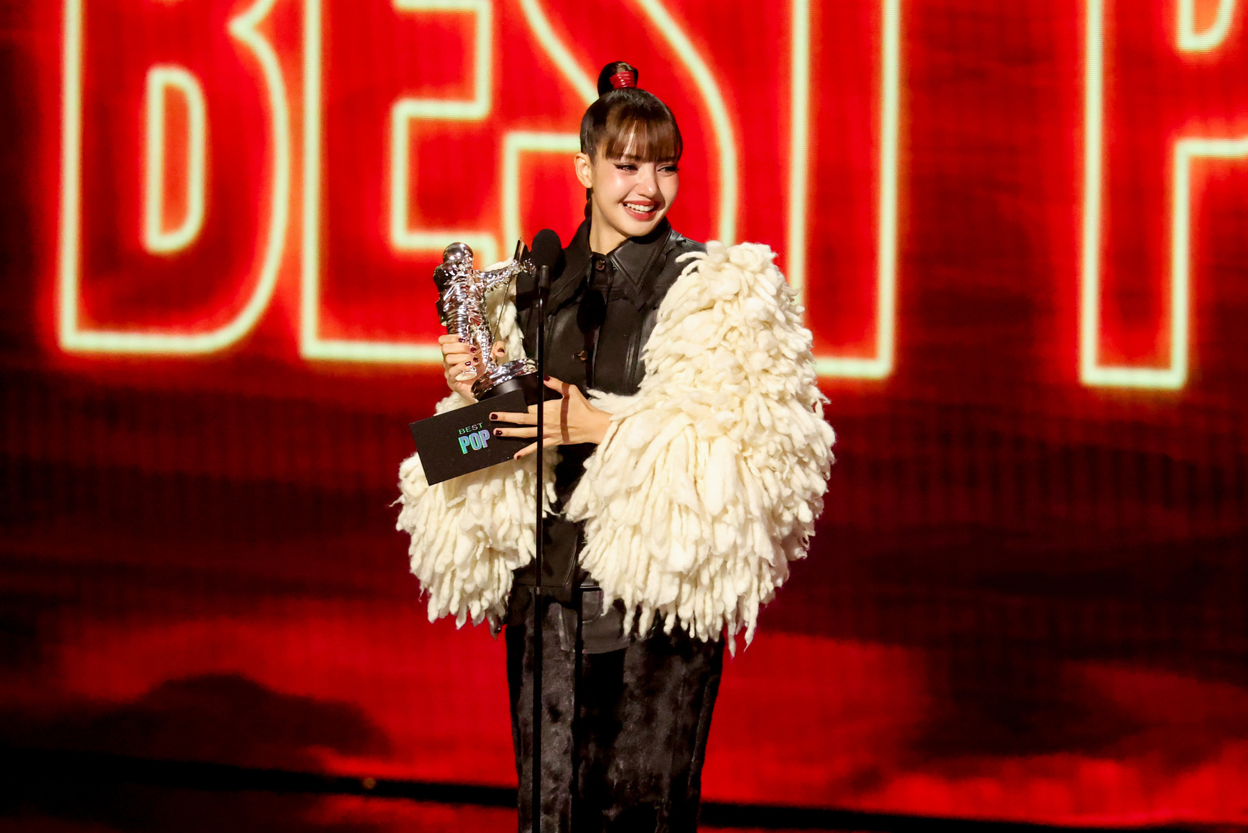 bzvn lisa nhan giai best pop VMAs 2026 (3)