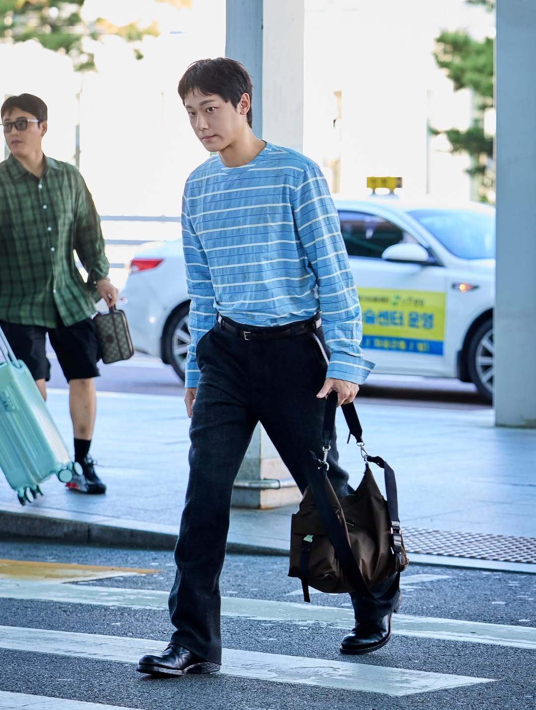 bzvn prada xuan he 2027 thoi trang san bay lee do hyun (1)