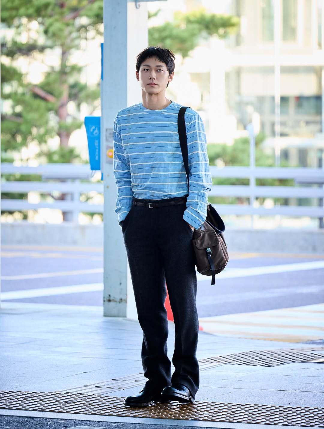 bzvn prada xuan he 2027 thoi trang san bay lee do hyun (2)