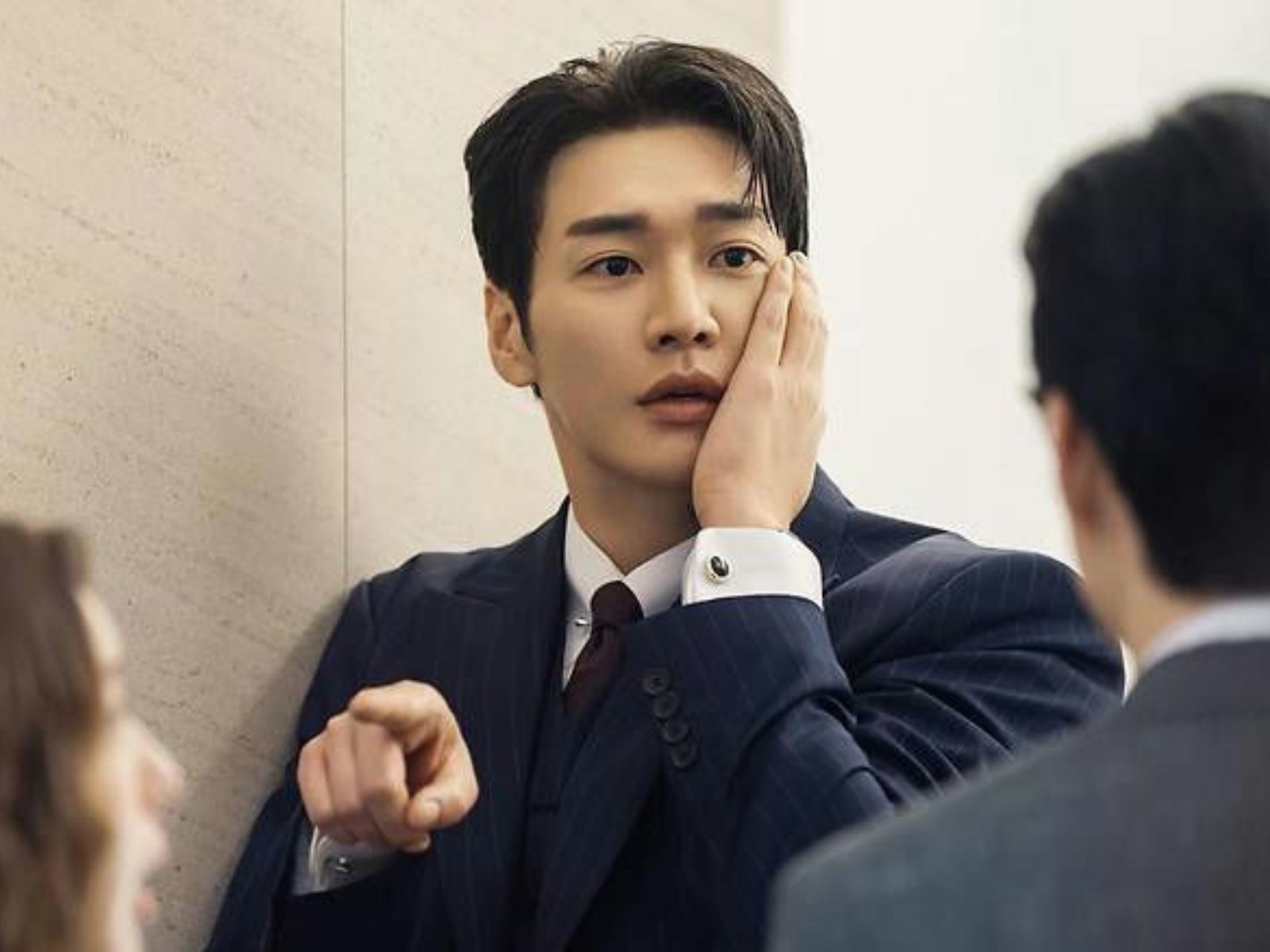 Chae Soo Bin lập hợp đồng “sạc nhịp tim” cùng Kim Young Kwang插图7