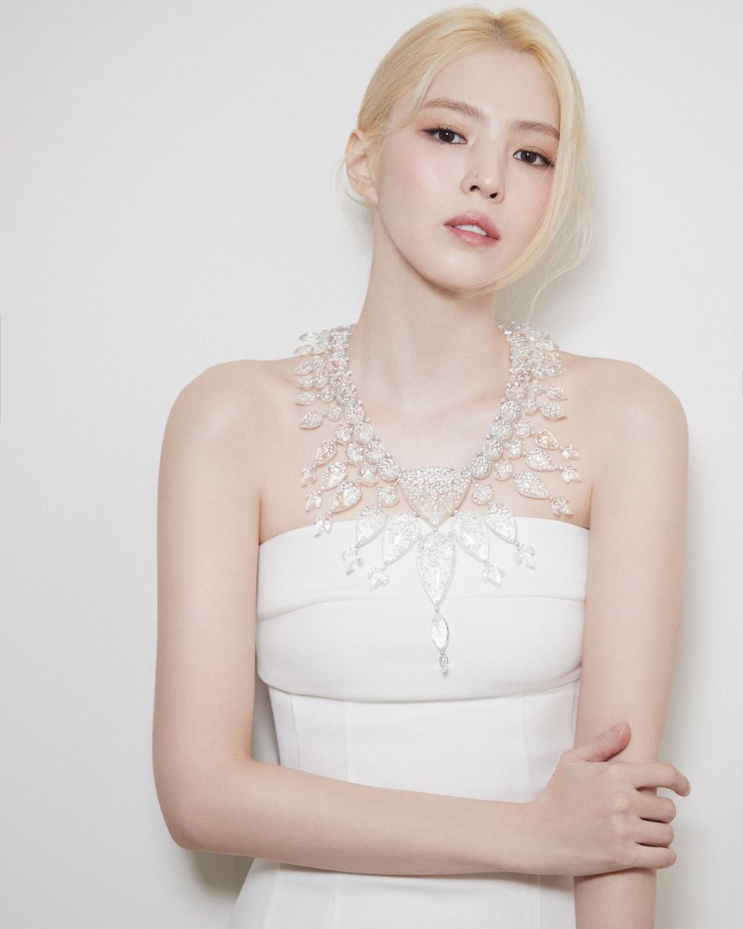 bzvn thach anh pha le rock crystal boucheron han so hee00003