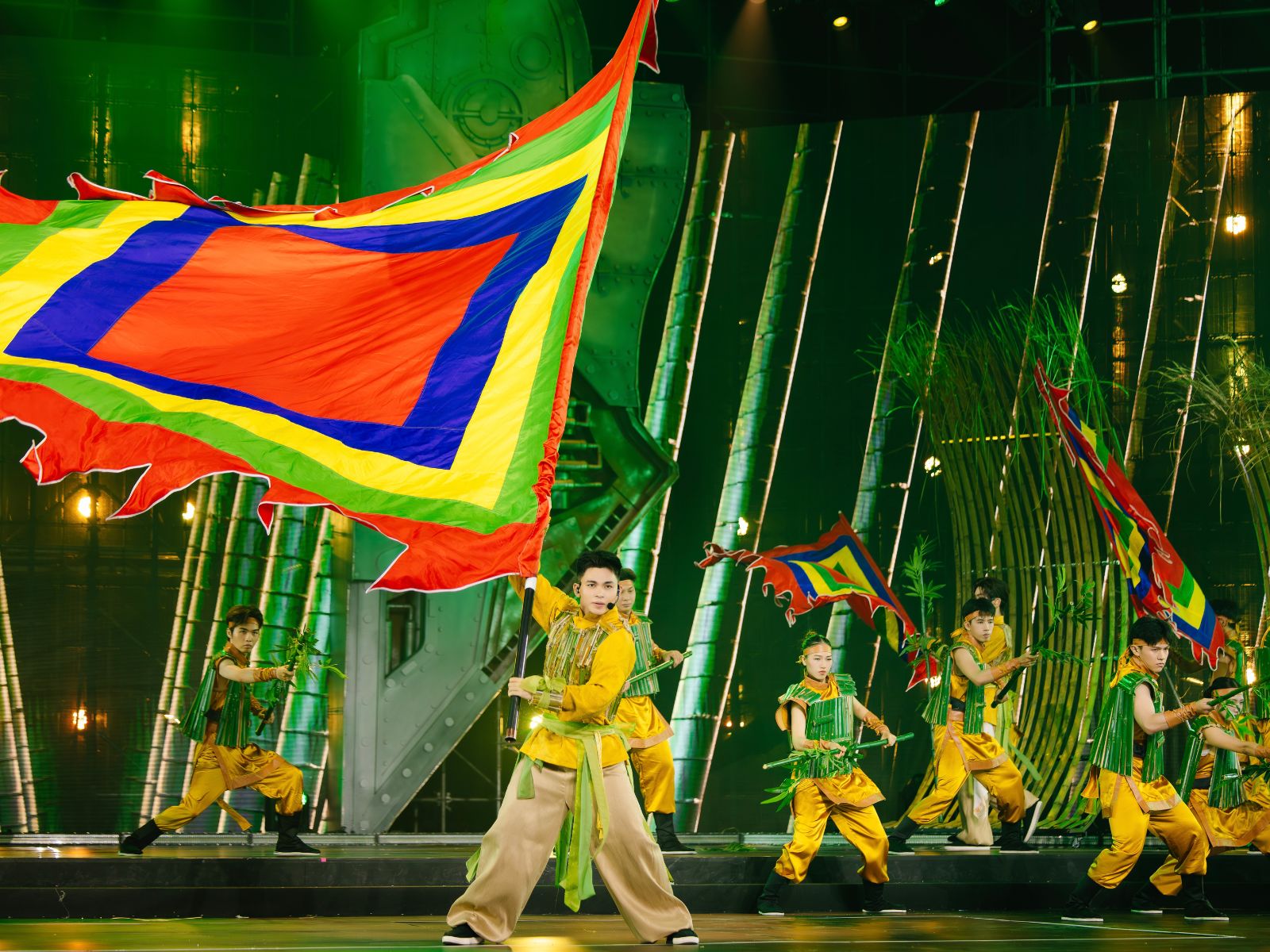 bzvn-tran-dat-to-ve-buc-tranh-thoi-trang-cua-anh-trai-vuot-ngan-chong-gai-2026-4