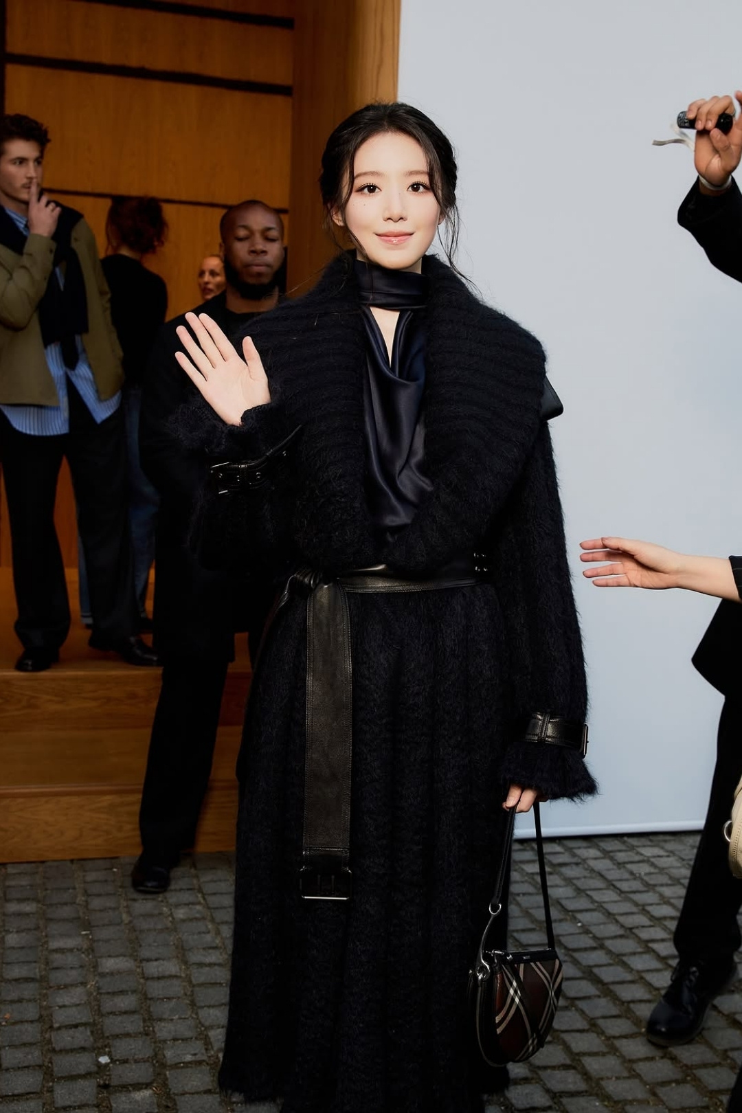 Trương Tịnh Nghi, Shuhua (i-dle) bày thế cờ vây tại show Burberry插图4