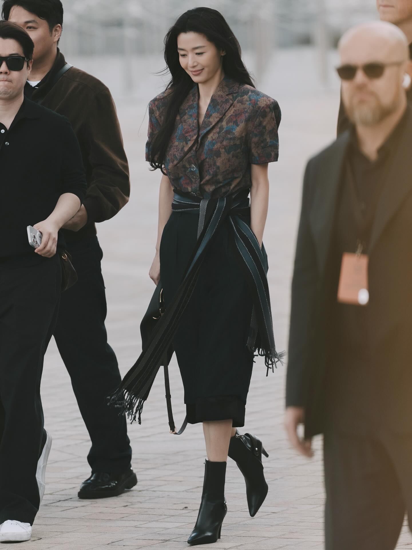 phai-chang-mo-chanh-jun-ji-hyun-va-louis-vuitton-da-duong-ai-nay-di