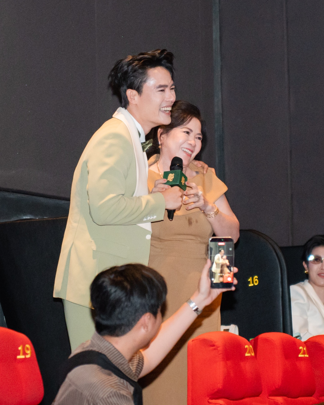 vo-tan-phat-nhoa-le-om-chat-me-trong-buoi-cong-chieu-len-huong