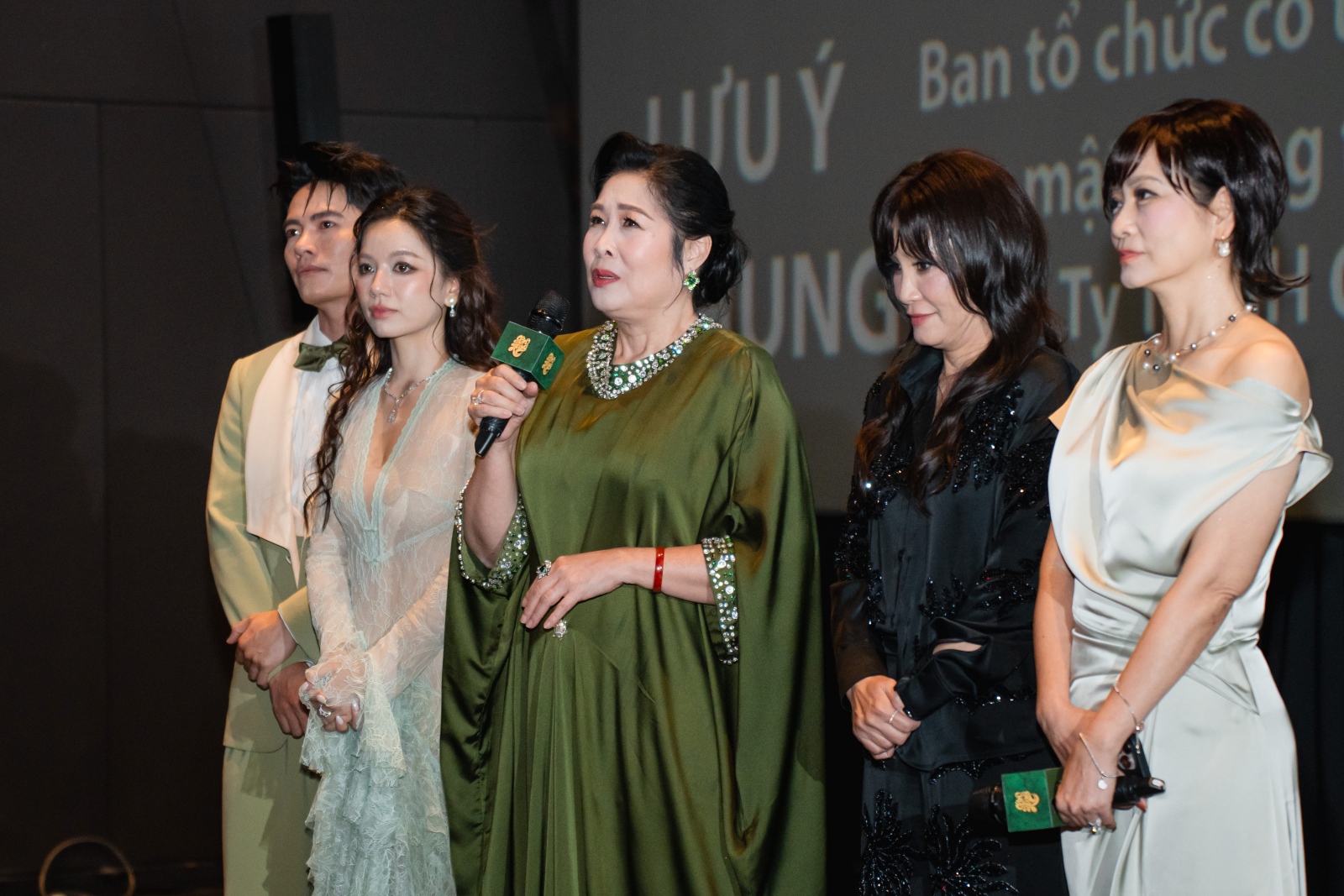 vo-tan-phat-nhoa-le-om-chat-me-trong-buoi-cong-chieu-len-huong