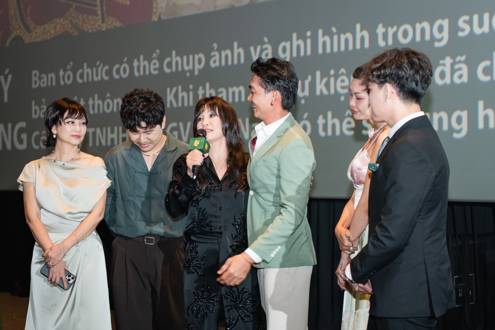 vo-tan-phat-nhoa-le-om-chat-me-trong-buoi-cong-chieu-len-huong
