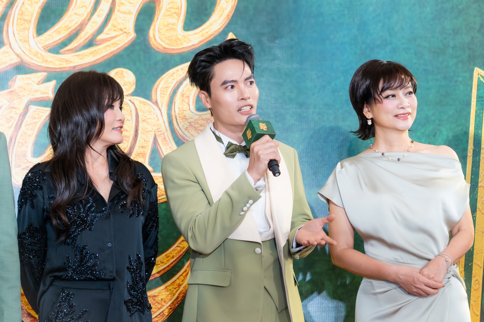 vo-tan-phat-nhoa-le-om-chat-me-trong-buoi-cong-chieu-len-huong