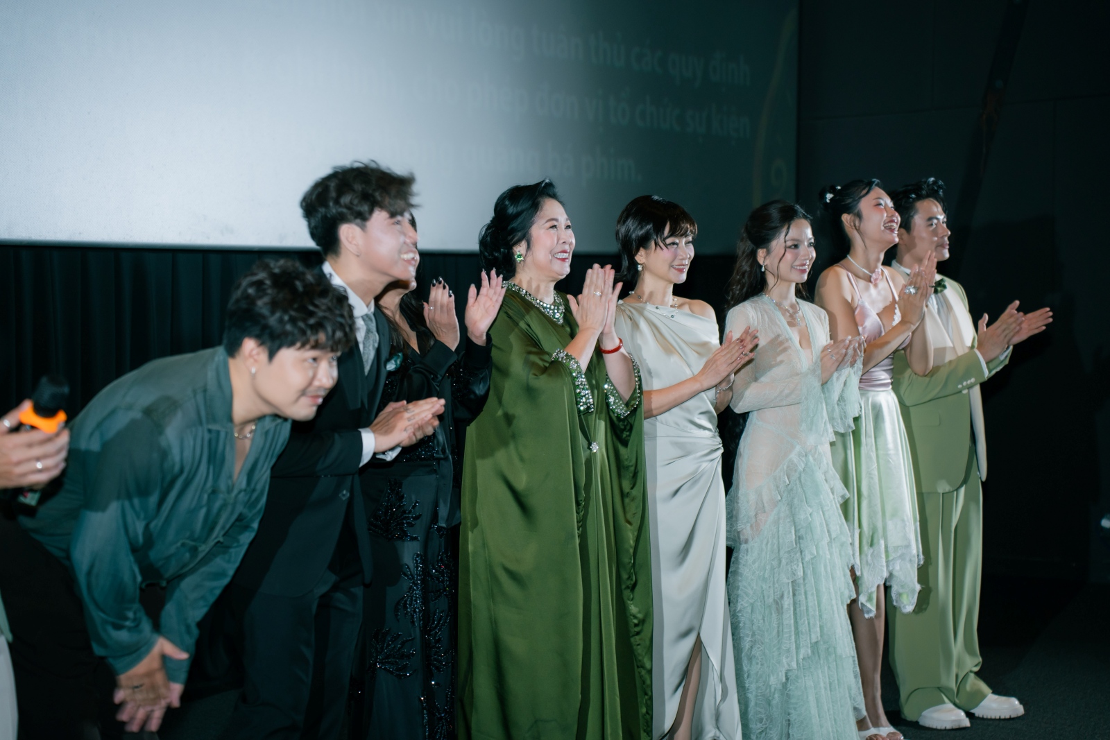 vo-tan-phat-nhoa-le-om-chat-me-trong-buoi-cong-chieu-len-huong