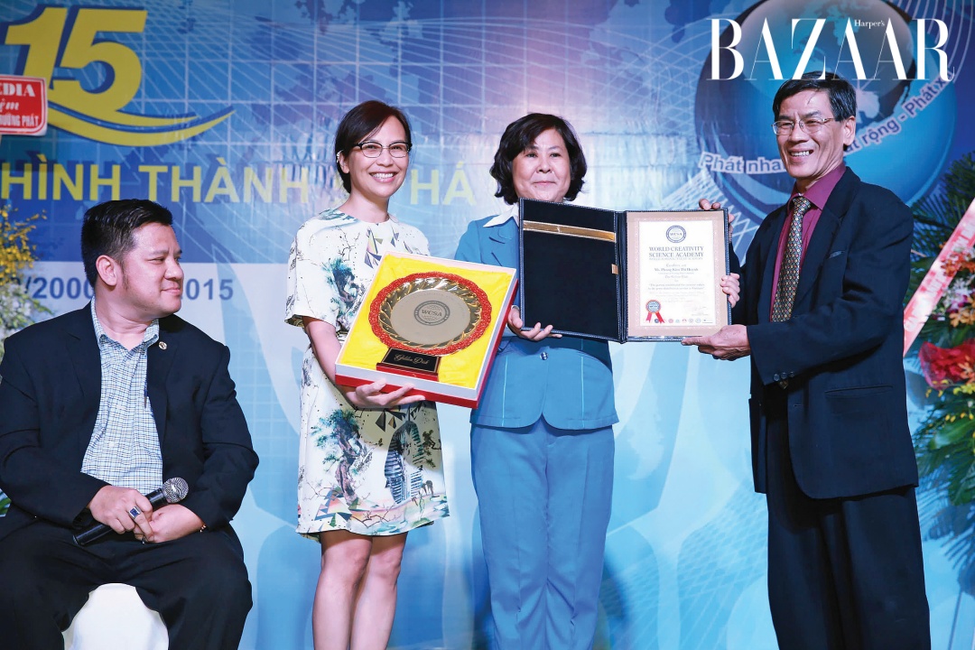 Chị Trần Nguyễn Thiên Hương, nhà sáng lập Sun Flower Media (trái) và chị Kim Phụng (giữa) trong một sự kiện.