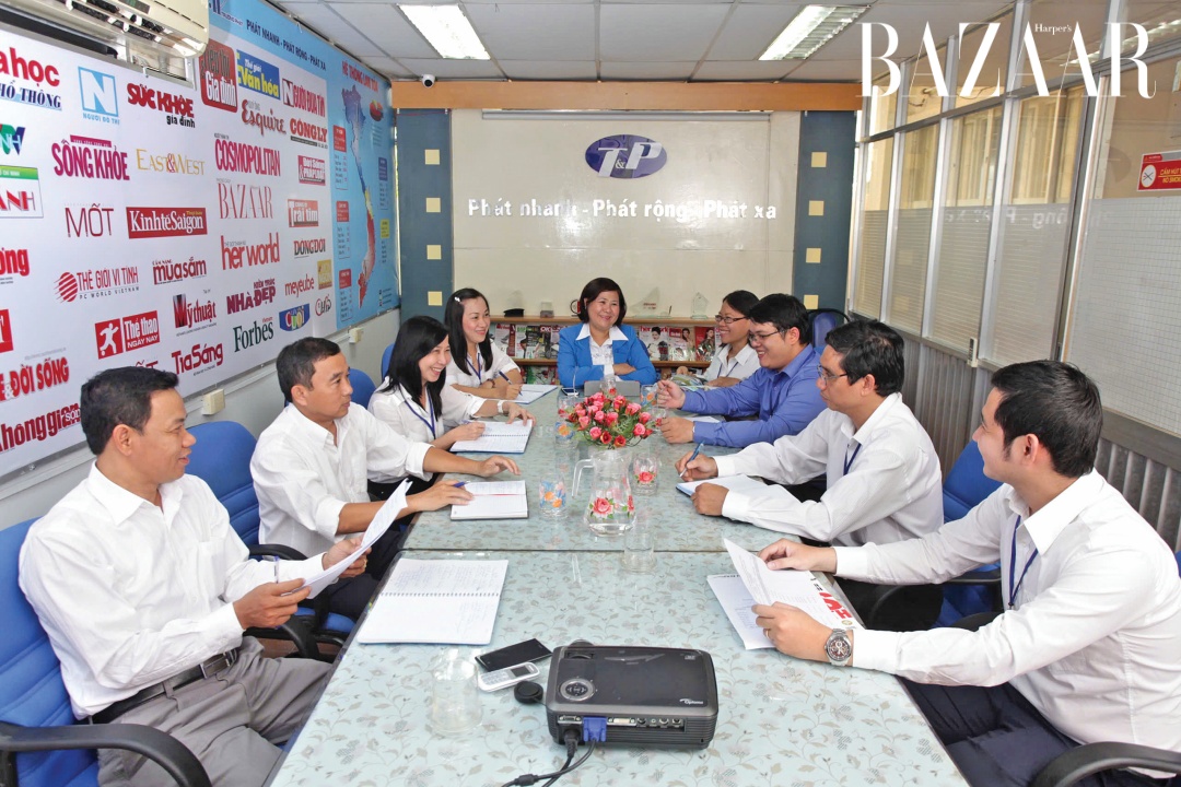 Chị Kim Phụng và đội ngũ công ty Phát hành Trường Phát.