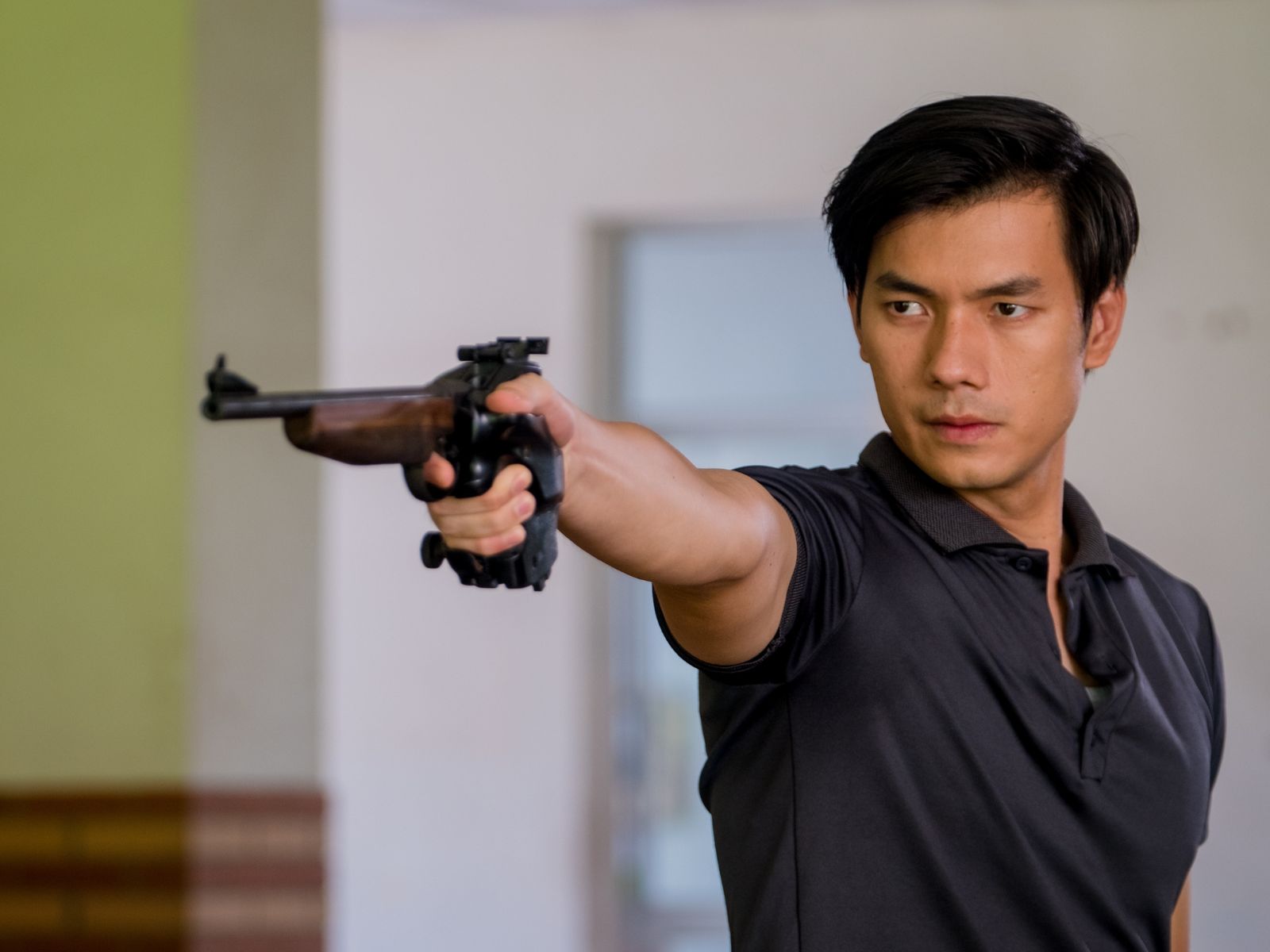 Nhan Phúc Vinh hóa thành VĐV Việt Nam vô địch thế giới trong phim Viên Đạn Cuối Cùng插图1