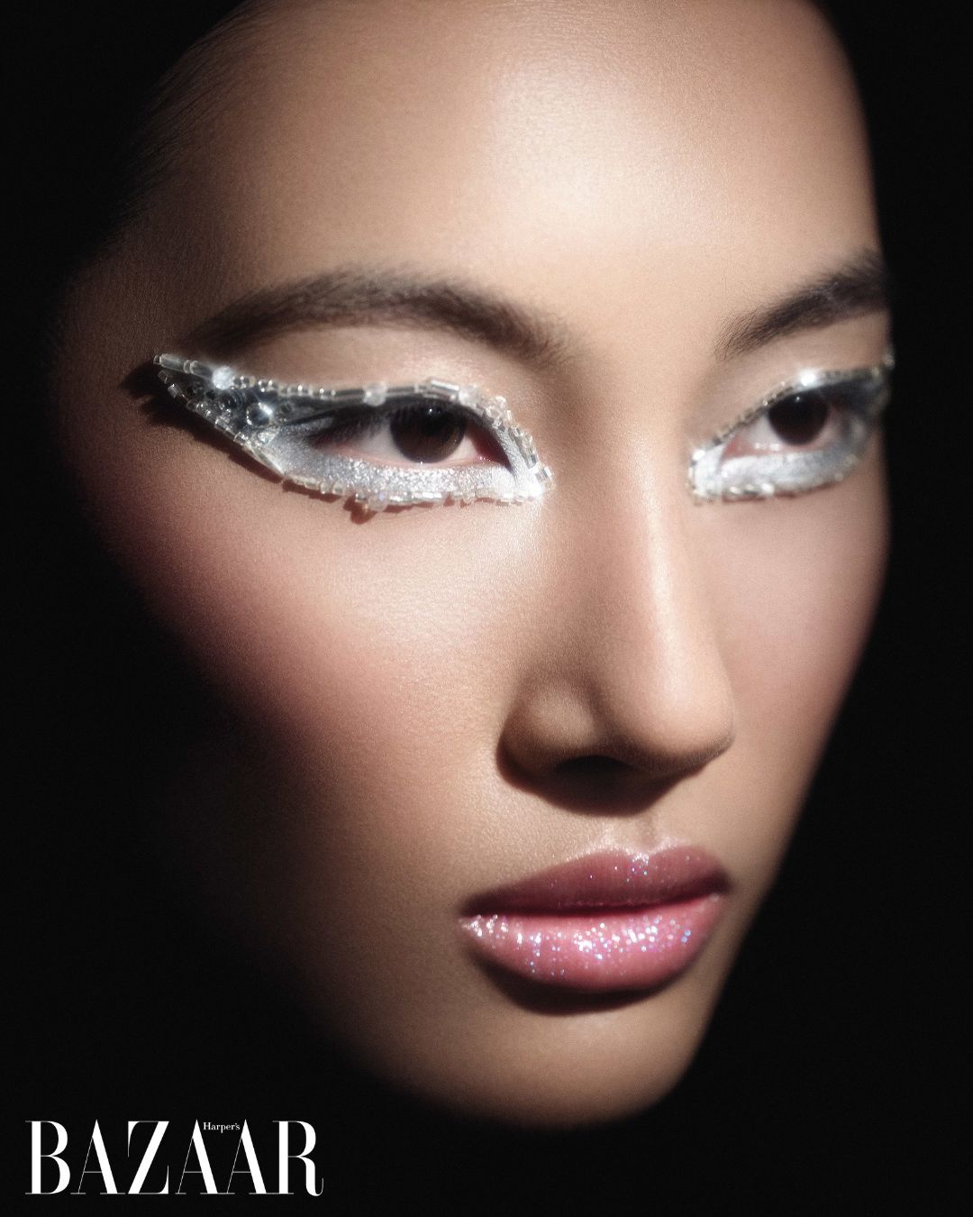 Silver Luxe: Xu hướng trang điểm sắc bạc ánh kim插图6