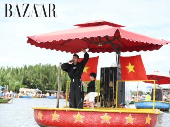 Anh tài Huy R hát live trên sân khấu thuyền thúng giữa rừng dừa Bảy Mẫu