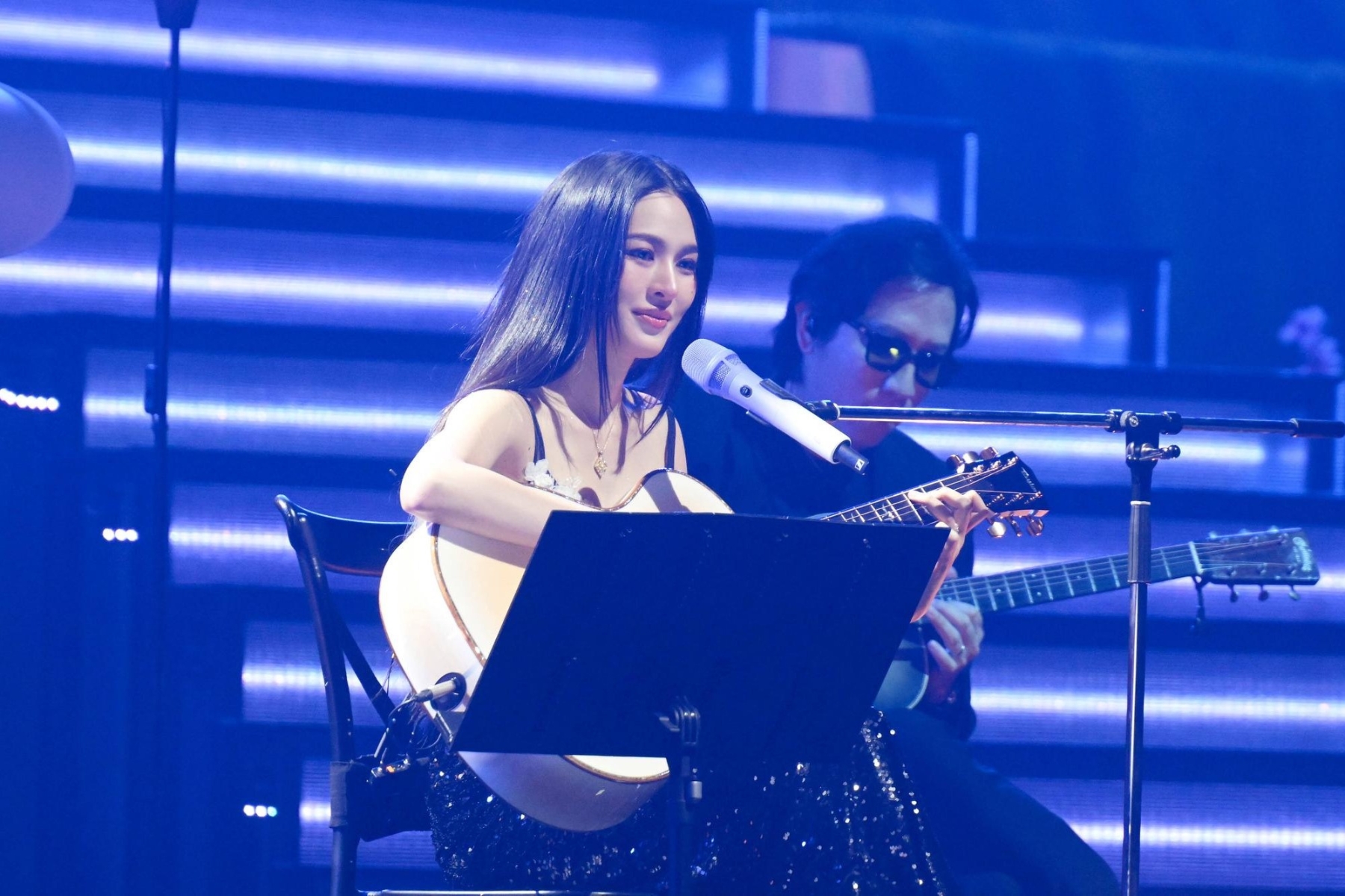 bzvn lingling kwong haf studio local brand viet lingorm concert the world between us (1)