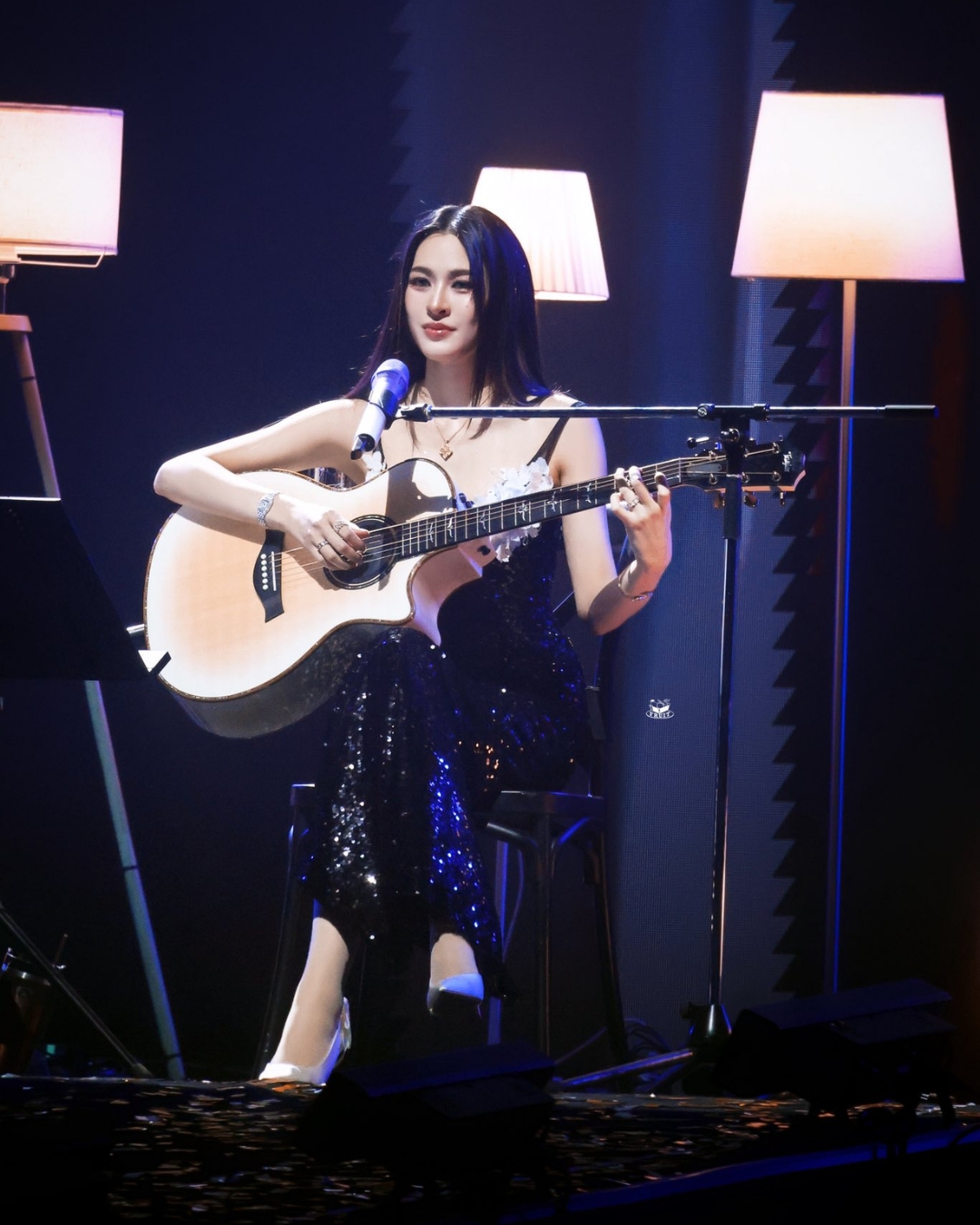 bzvn lingling kwong haf studio local brand viet lingorm concert the world between us (5)