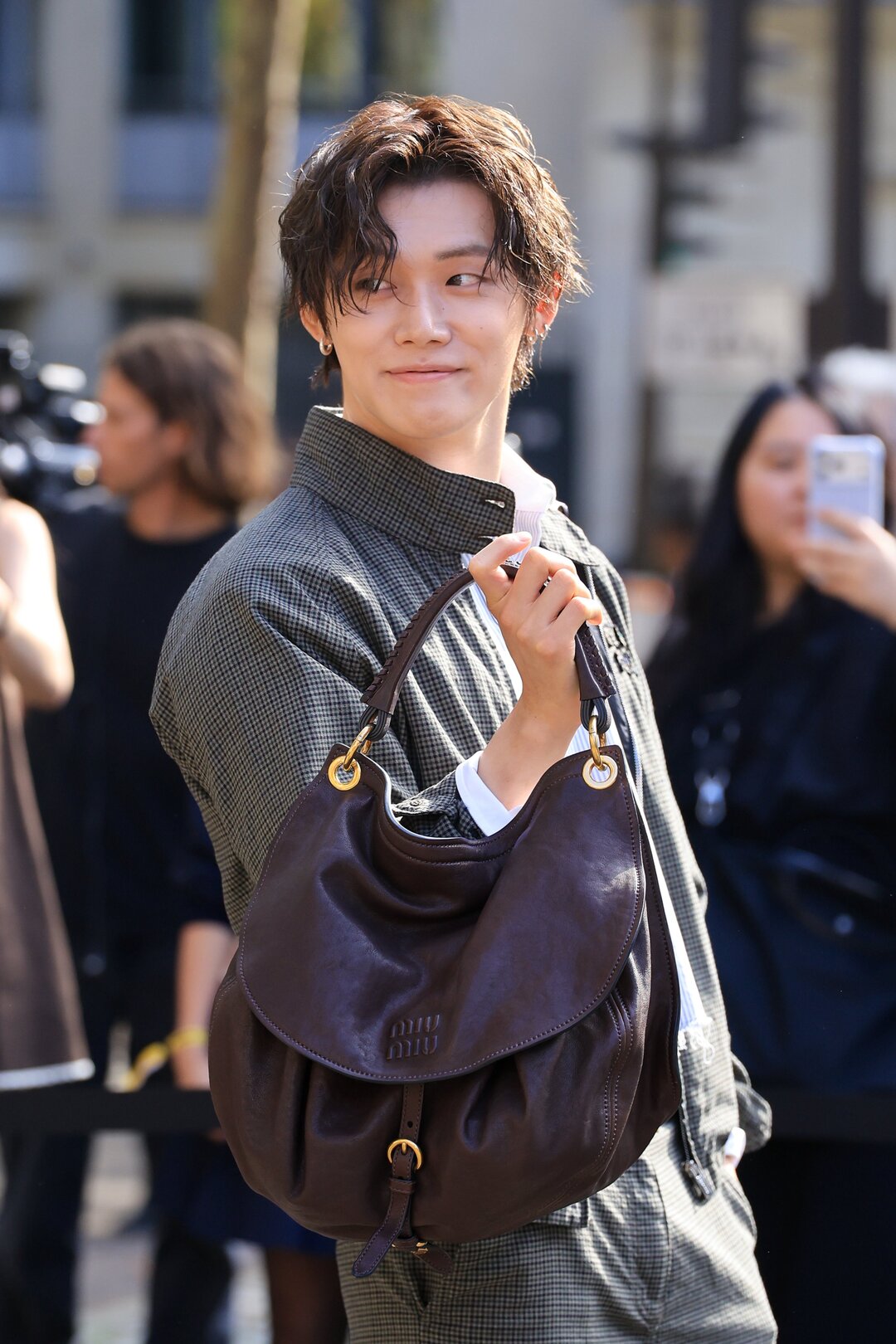 bzvn miu miu xuan he 2027 khach moi front row yeonjun txt00001
