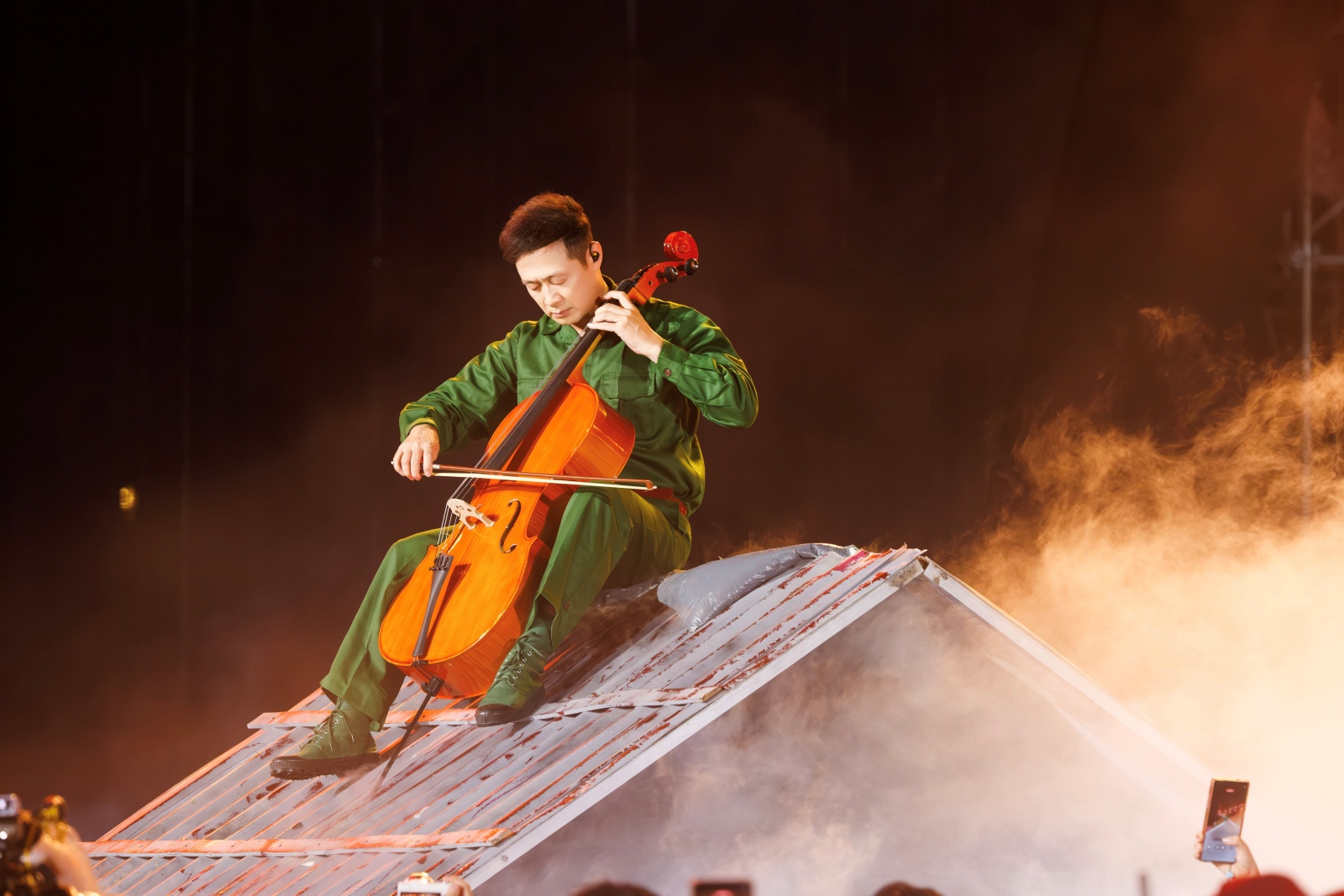 MC Anh Tuấn nghẹn ngào rơi nước mắt tại concert ATVNCG 2026插图