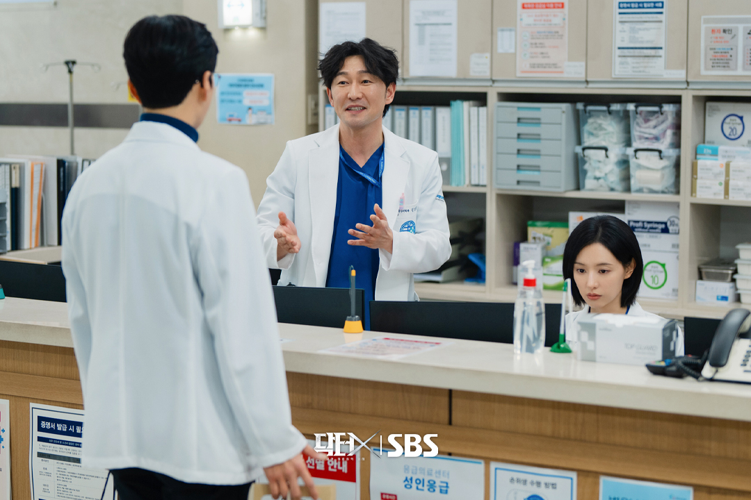 review-phim-doctor-x-mafia-in-white-su-tro-lai-bung-no-cua-kim-ji-won
