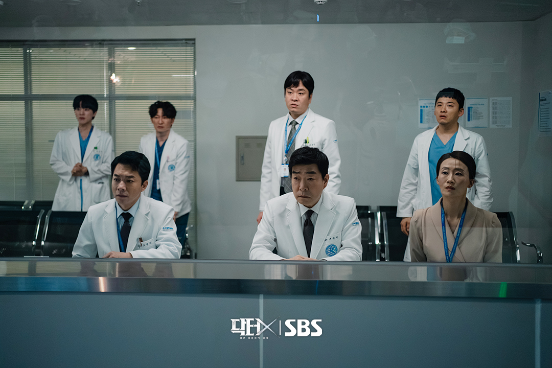 review-phim-doctor-x-mafia-in-white-su-tro-lai-bung-no-cua-kim-ji-won