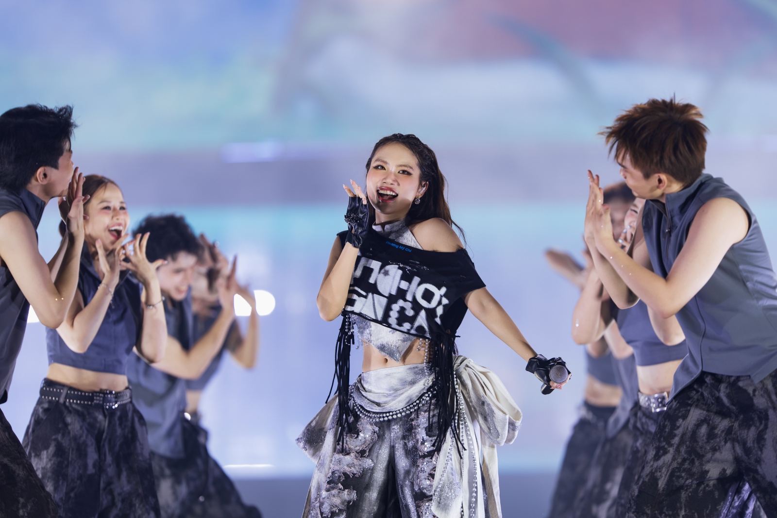 phuong-my-chi-cung-chiec-thuyen-van-hoa-3-mien-tai-dan-choi-dan-ca